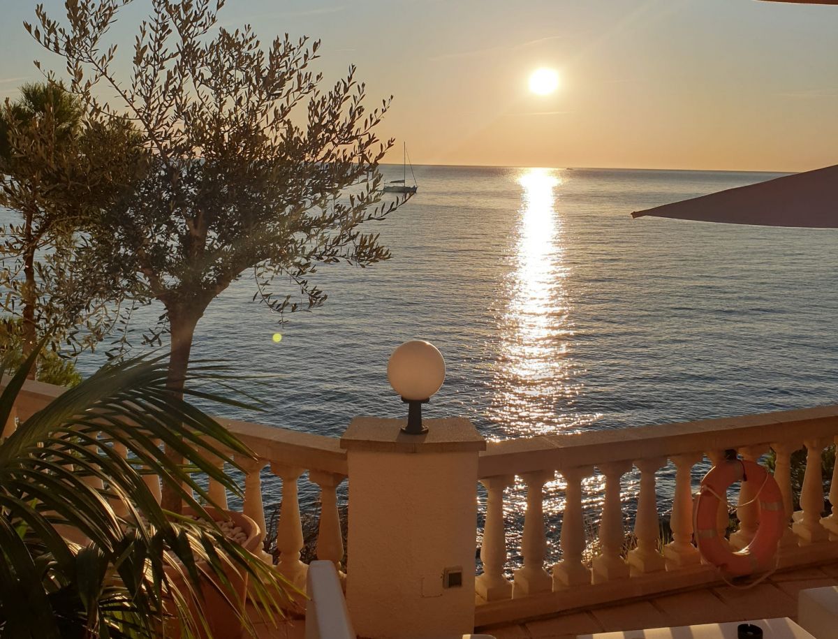 Chambre et terrasse avec vue sur mer - hôtel Grifeu à Llançà Chambre et terrasse avec vue sur mer - hôtel Grifeu à Llançà