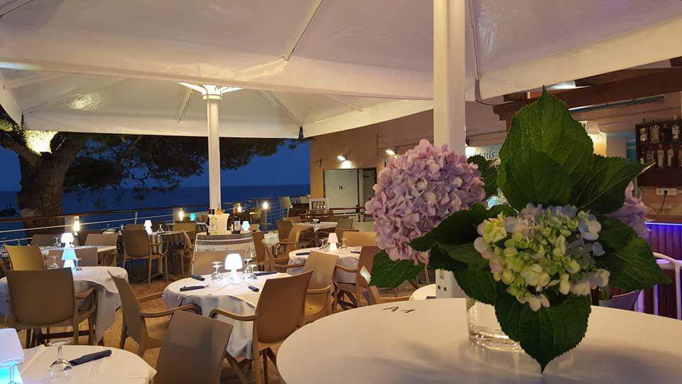 Vue de la pizzeria avec terrasse au bord de la mer Vue de la pizzeria avec terrasse au bord de la mer