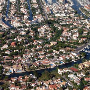 Vue aérienne de la ville de Empuriabrava Vue aérienne de la ville de Empuriabrava