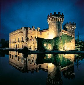 Photo de nuit extérieure du château de Peralada Photo de nuit extérieure du château de Peralada